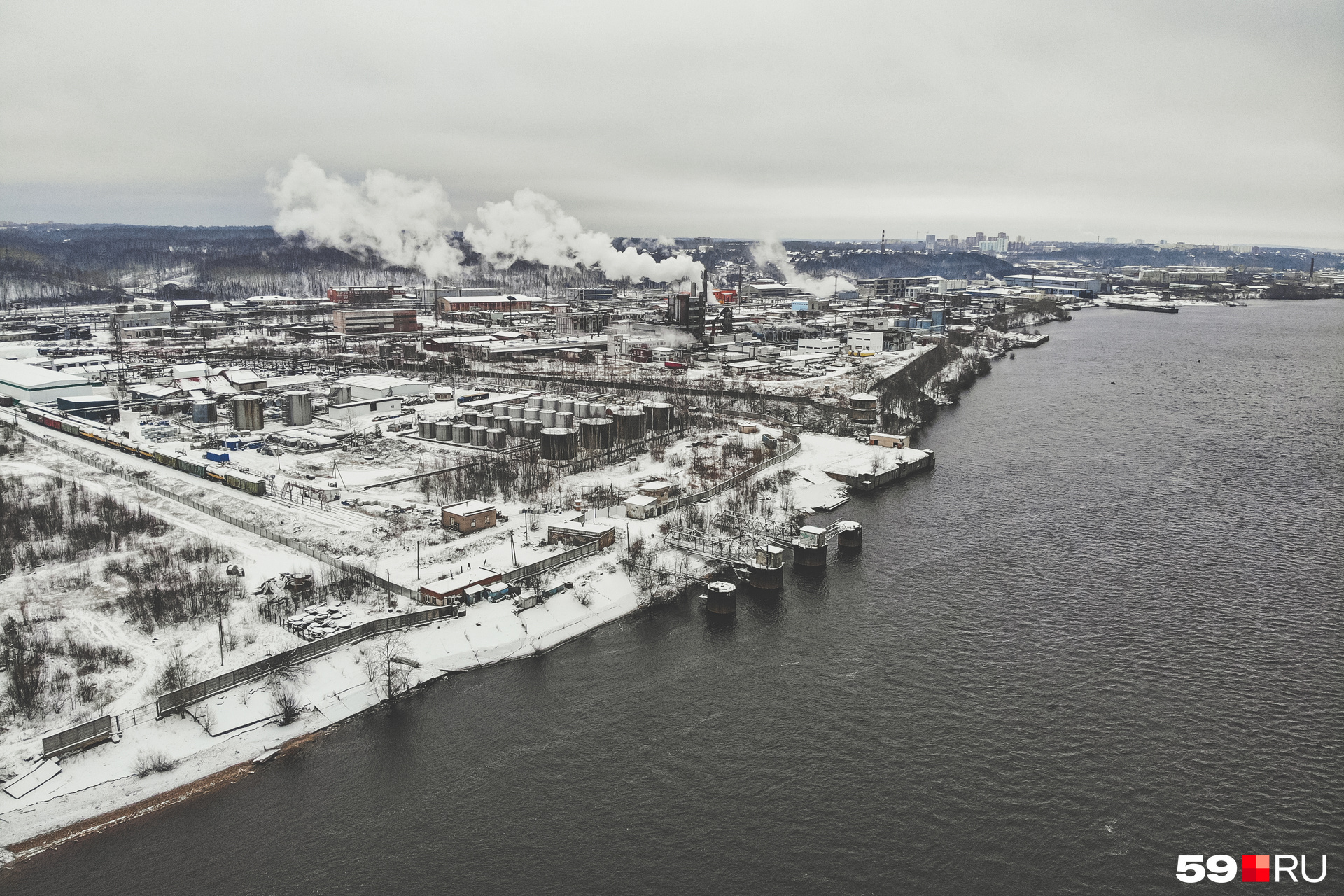 На левом берегу между улицей Соликамской и рекой расположена Камская нефтебаза и еще десяток промышленных предприятий и складов