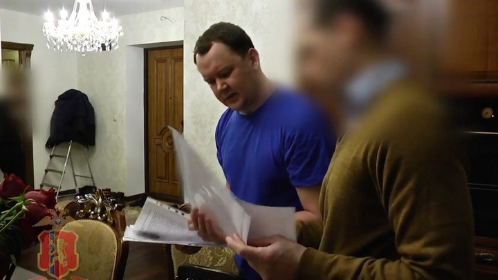 Подозреваемый во взятках депутат босой водил следователей по квартире при обыске