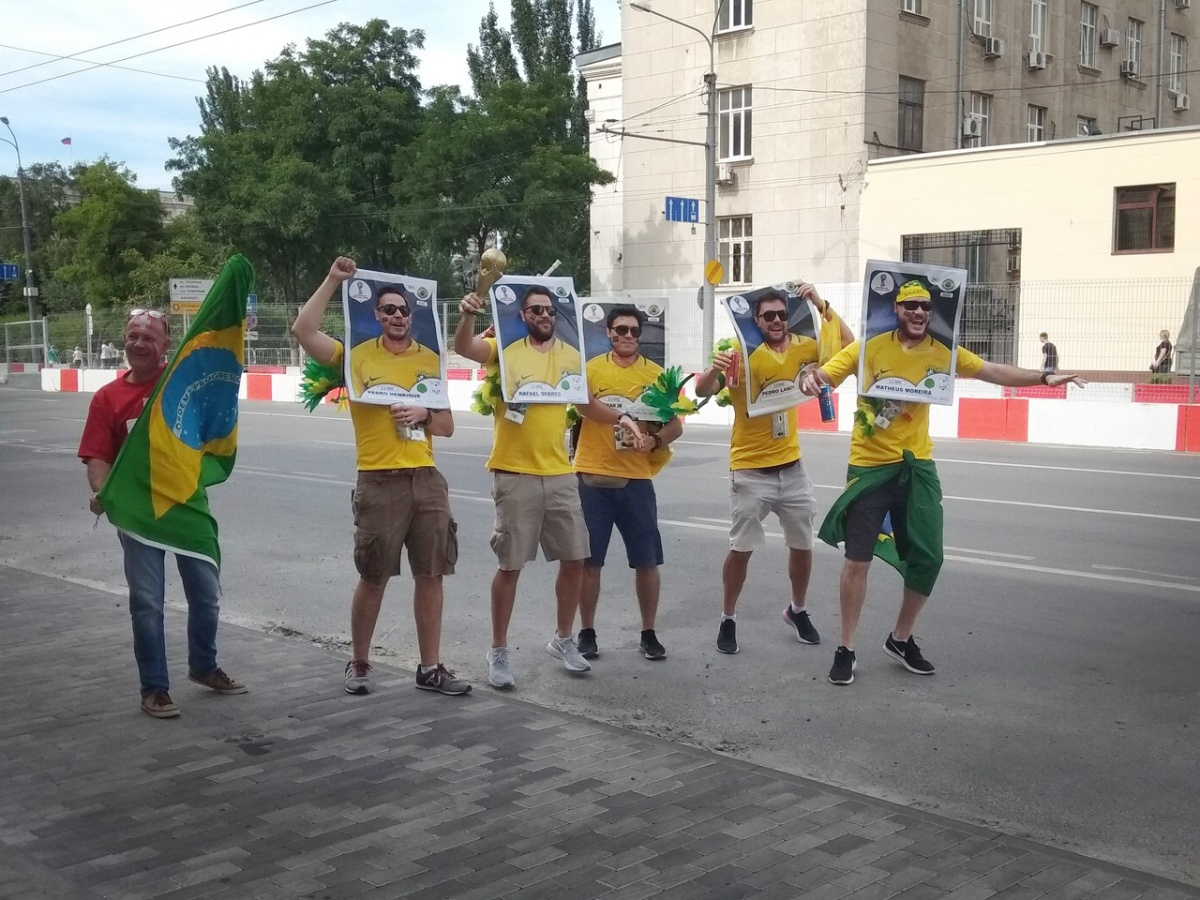 А эти бразильские фанаты буквально вмонтировали себя в плакаты игроков сборной.