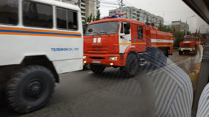 Вереница пожарных машин из Кемерова и Хакасии едет по Красноярску. Их отправляют тушить лес