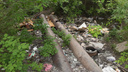 Найди десять отличий: мэрия отчиталась об уборке берегов реки, но мусор остался на месте