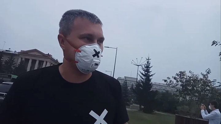 Красноярцы в респираторах вышли протестовать против смога к зданию правительства края