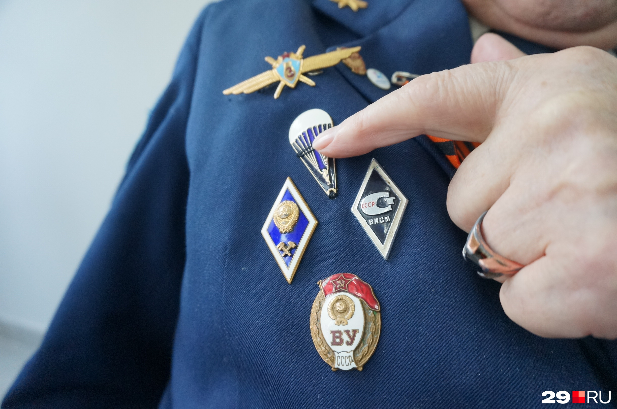 Он до сих пор с гордостью носит значок аэроклуба, где занимался вместе с Гагариным