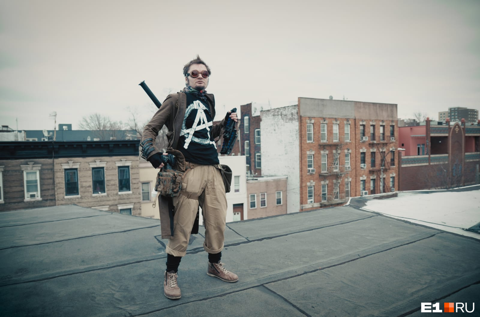 Алексей на крыше дома в Бруклине, в котором он живет