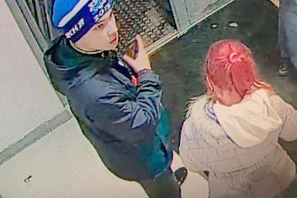 Две компании не смогли разойтись на улице мирно. По этому видео искали свидетелей и участников конфликта Две компании не смогли разойтись на улице мирно. По этому видео искали свидетелей и участников конфликта