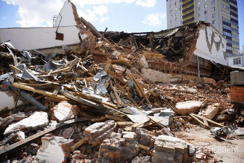 Символы опасности. Разрушенное здание деление на участки. Заброшенные здания опасность. Опасные производственные объекты. Безопасность на заброшенных зданиях.