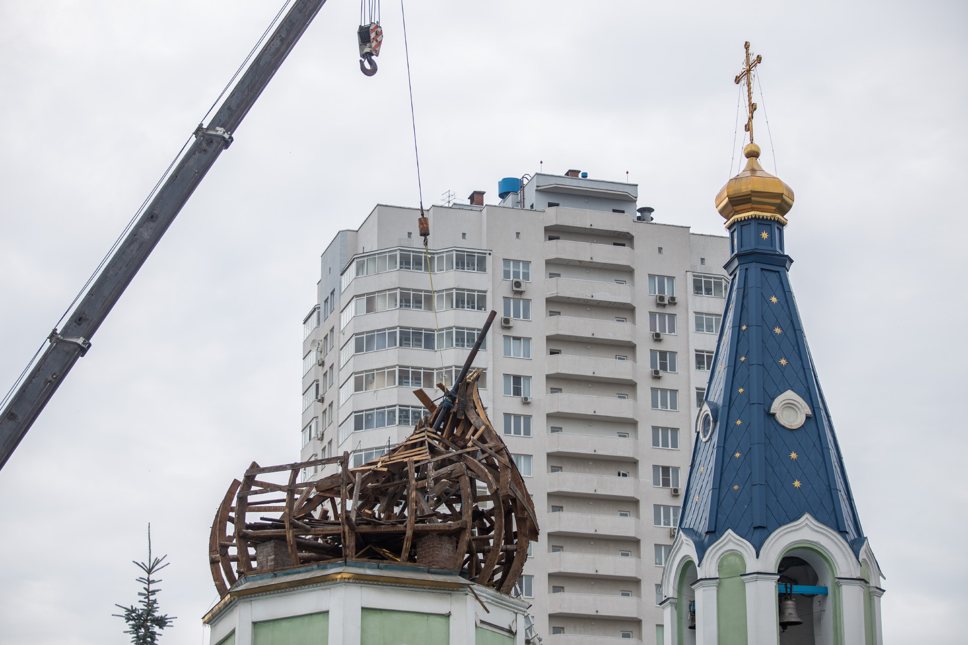 Храм в челябинске на северо. Храм в Челябинске на Северо западе с куполом. Новый храм в Челябинске на Комсомольском. Новый храм в Челябинске на Северо западе. Шпиль Симеоновского храма зимой.