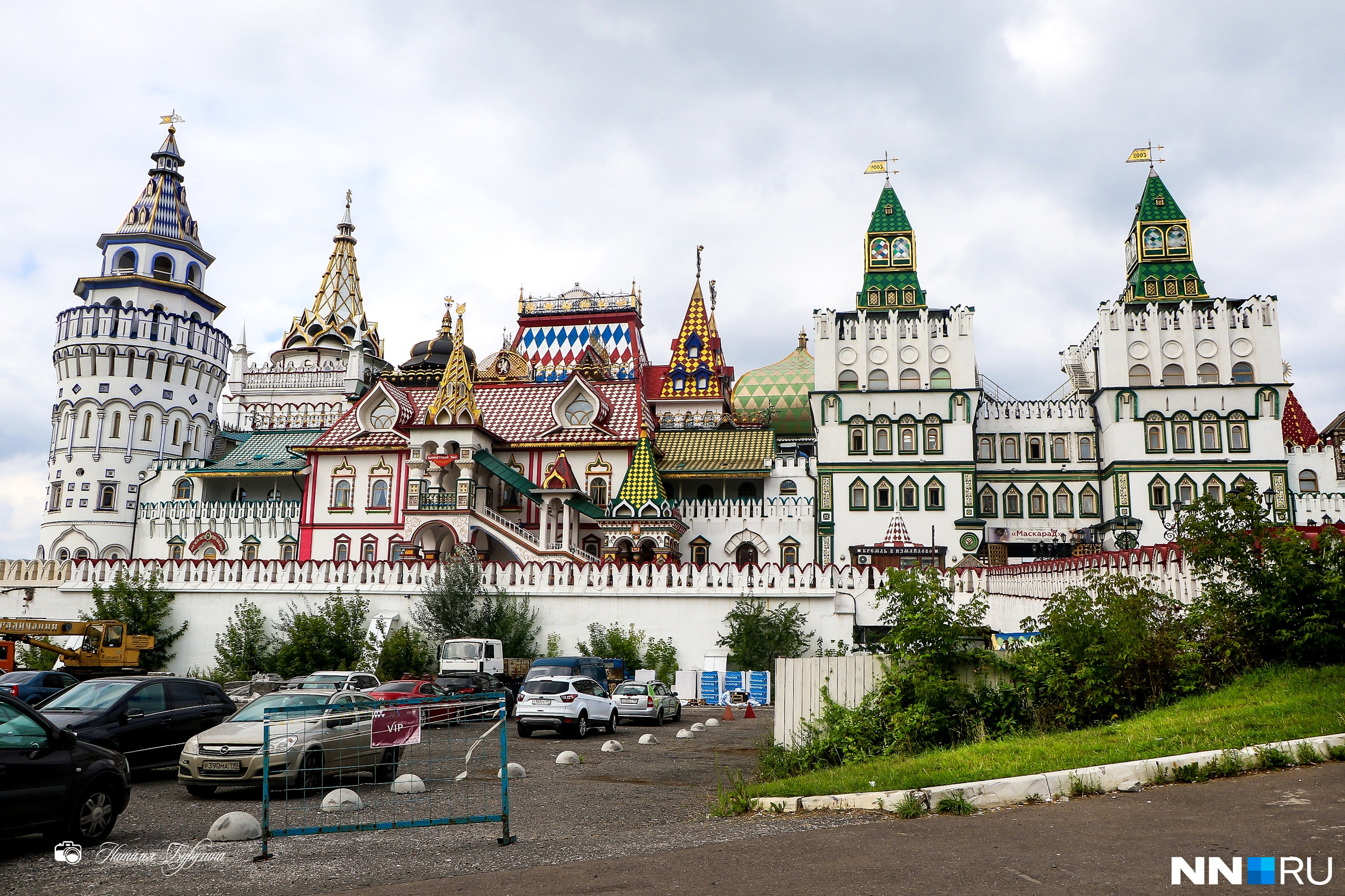 Измайловский кремль какое метро. Измайловский Кремль блошиный рынок. Измайловский Кремль Москва. Измайловский Кремль Москва внутри. Измайловский Кремль внутри ярмарка.