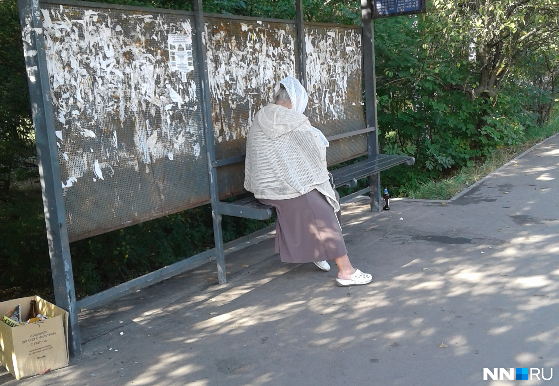 На некоторых остановках поставили картонные коробки. Это лучше, чем совсем ничего! На некоторых остановках поставили картонные коробки. Это лучше, чем совсем ничего!