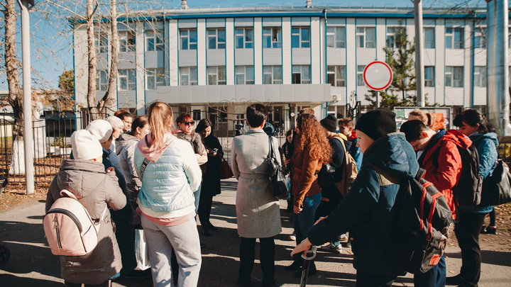«Воспитываем уродов»: эмоциональный фоторепортаж со встречи в защиту уволенного учителя в Боровском