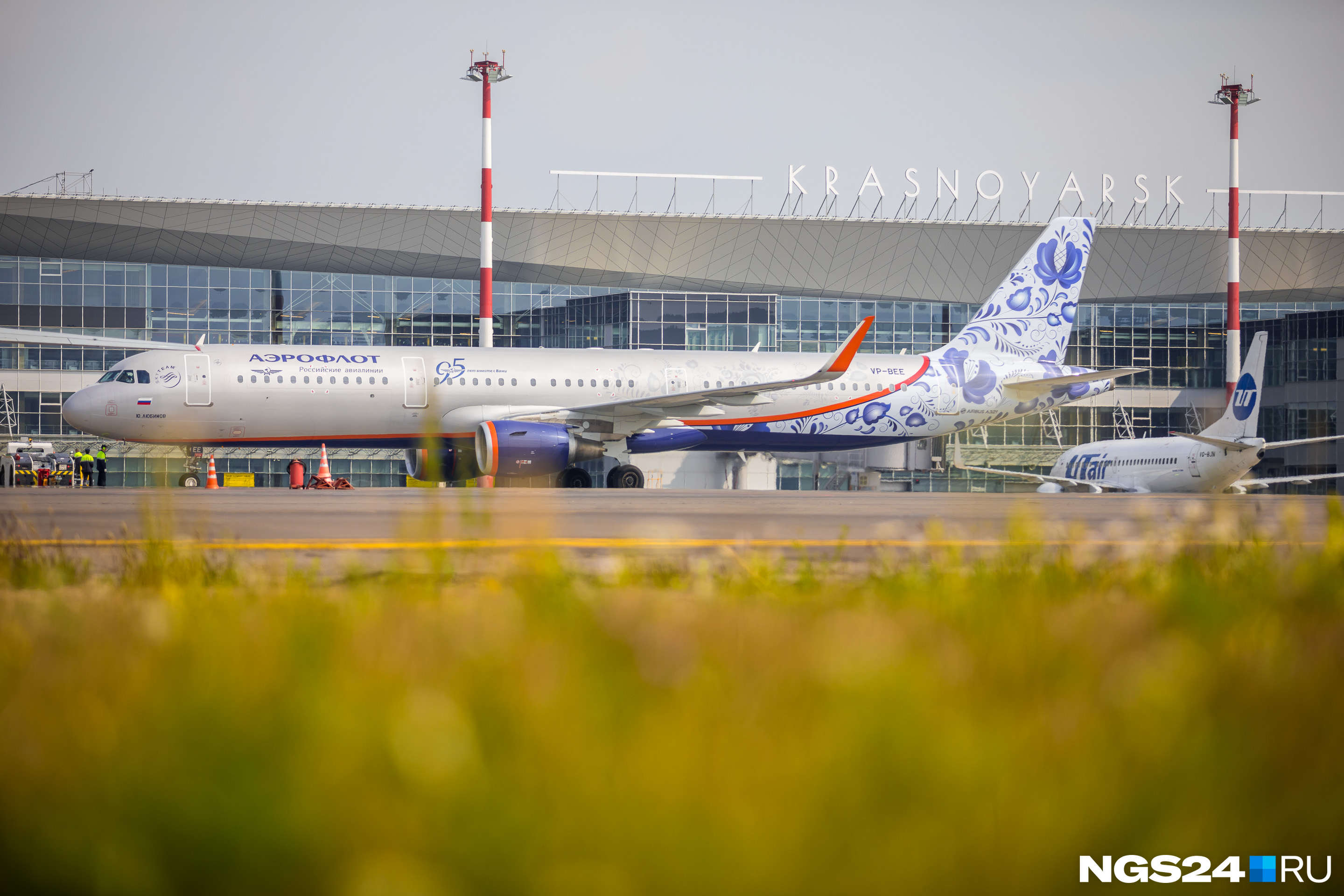 Этот Airbus — A-321 — самолёт «Аэрофлота», чей борт к 95-летию компании расписали русским узором под гжель Этот Airbus — A-321 — самолёт «Аэрофлота», чей борт к 95-летию компании расписали русским узором под гжель