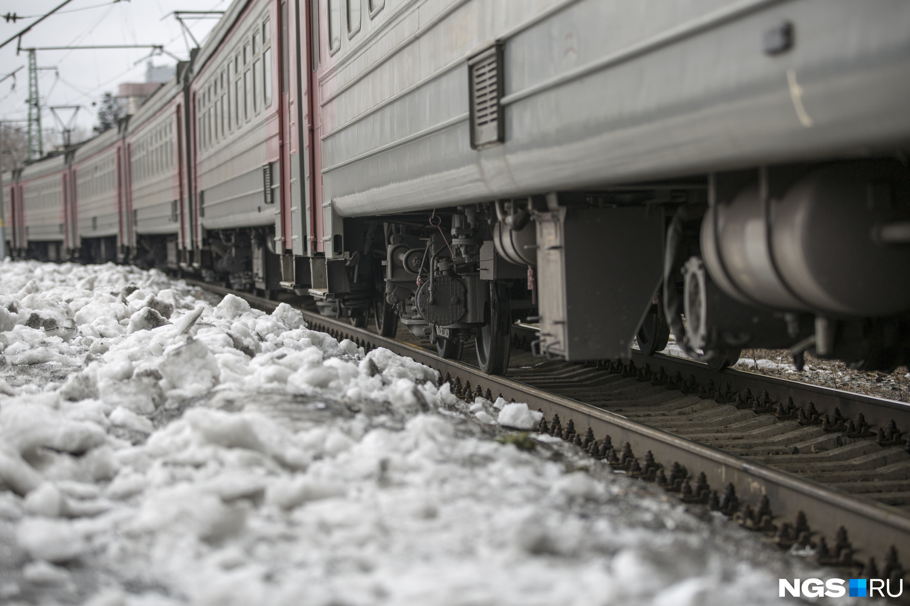 26 ноября новосибирск. В Новосибирске поезд сбил. В Новосибирске поезд сбил человека. РЖД поезд сбил человека. Навашино происшествия на железной дороге.