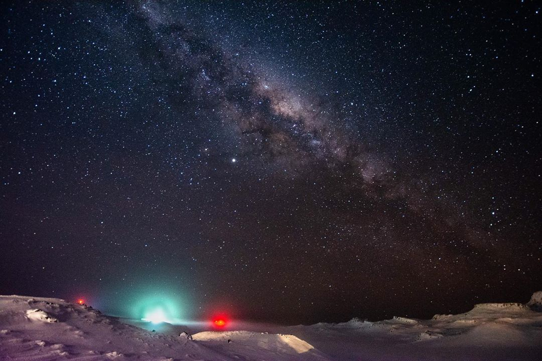 По полярному небу можно изучать астрономию или просто загадывать желания на падающие звезды