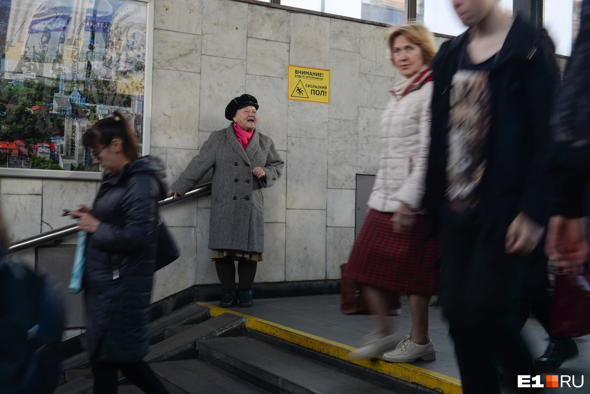 Петь среди толпы бабушка не стесняется Петь среди толпы бабушка не стесняется