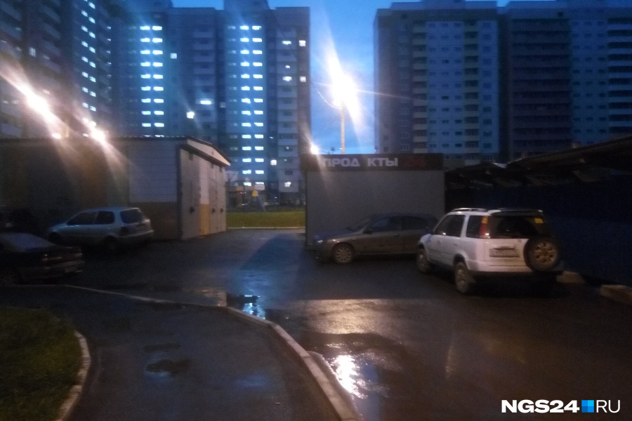 Павильон занял часть парковочной территории... Павильон занял часть парковочной территории...