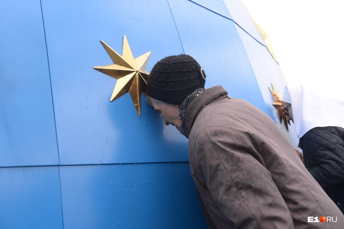 Купола ярко-голубого цвета со звездами установили в апреле