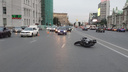 «Куда ты рулишь?»: праворулька сносит мотоциклиста на Красном проспекте — мог ли он обрулить (видео)