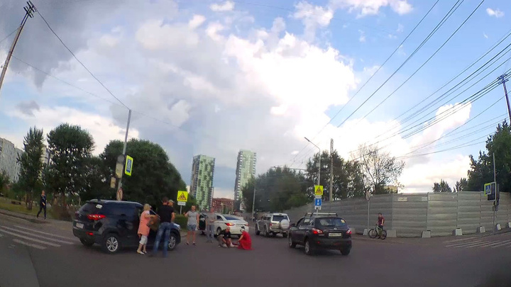 Видео: пенсионер сбил девушку на переходе с неработающими светофорами