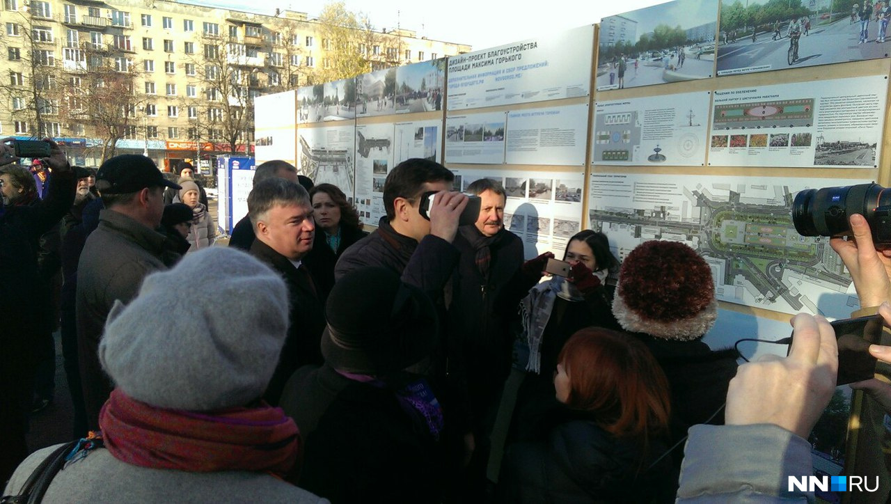 Глеб Никитин гуляет по площади Горького в очках виртуальной реальности 