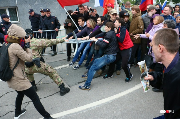 За последние годы — это, пожалуй, самый «буйный» митинг в Перми