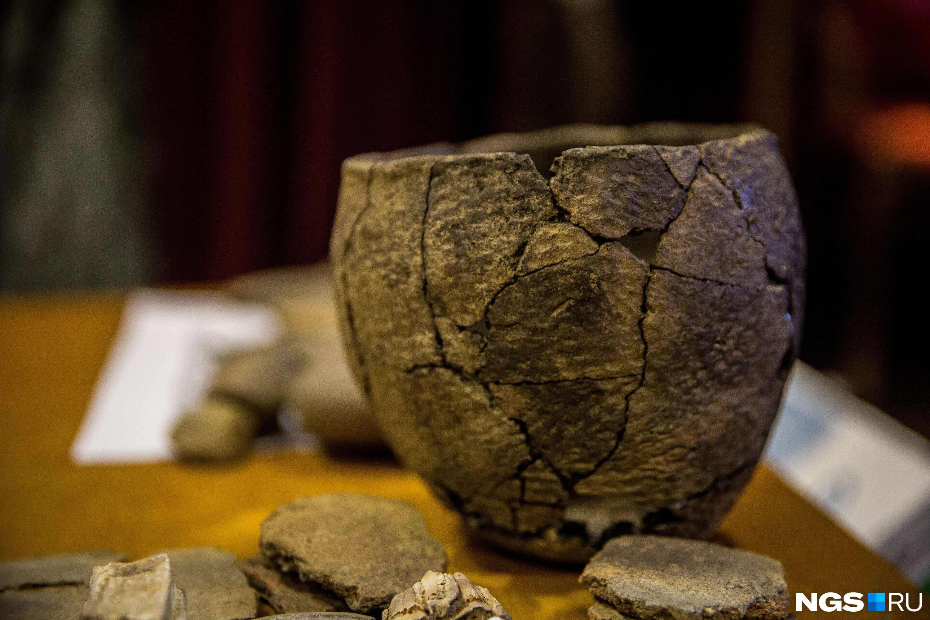 Определить эпоху и культуру обнаруженных захоронений помог, в частности, орнамент на собранном учёными из черепков горшке