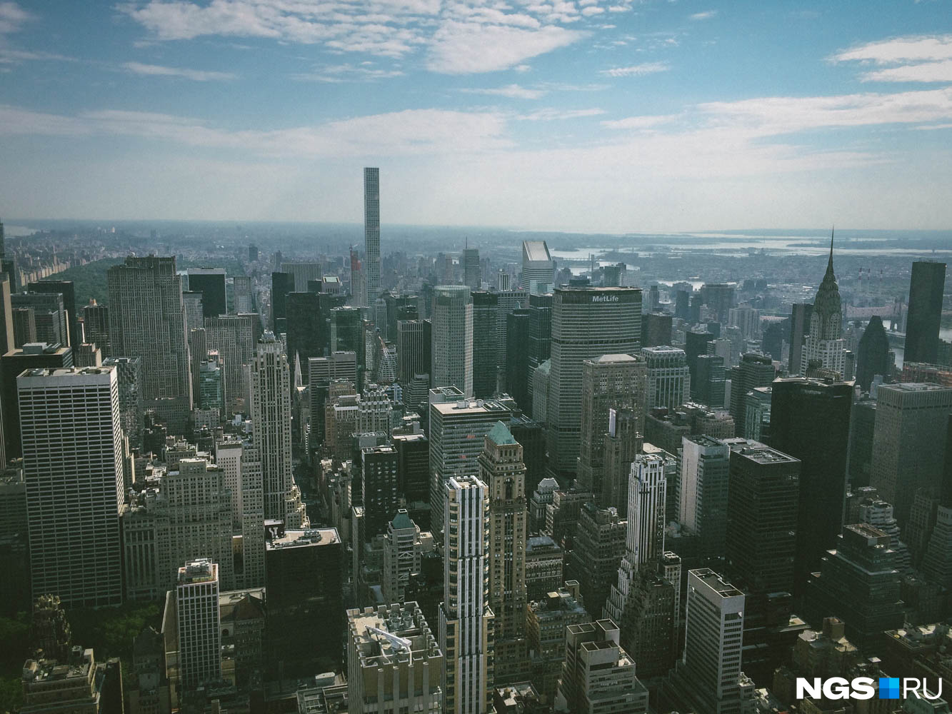 Манхэттен с 86-го этажа Empire State Building, вид на север. Справа виден Центральный парк, левее просматривается Пятая авеню — одна из главных улиц города, над горизонтом торчит дом по адресу 432 Park Avenue — самое высокое жилое здание в мире, справа находится шпиль Chrysler Building — ещё одного символа города
