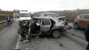 Грузовик и Land Cruiser сплющили Nissan на трассе М52 под Новосибирском — погиб человек