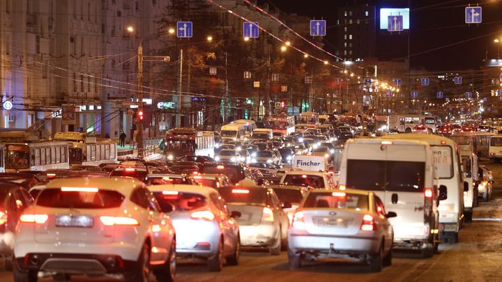 «Здравствуй, пробка, Новый год»: в пятничный час пик Челябинск сковали девятибалльные заторы