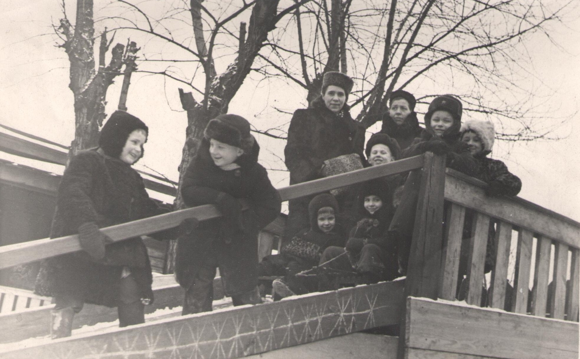 Воспитатель Антонина Величкина на прогулке с детьми (1949 год) — детский сад <nobr class="_">№ 95</nobr>