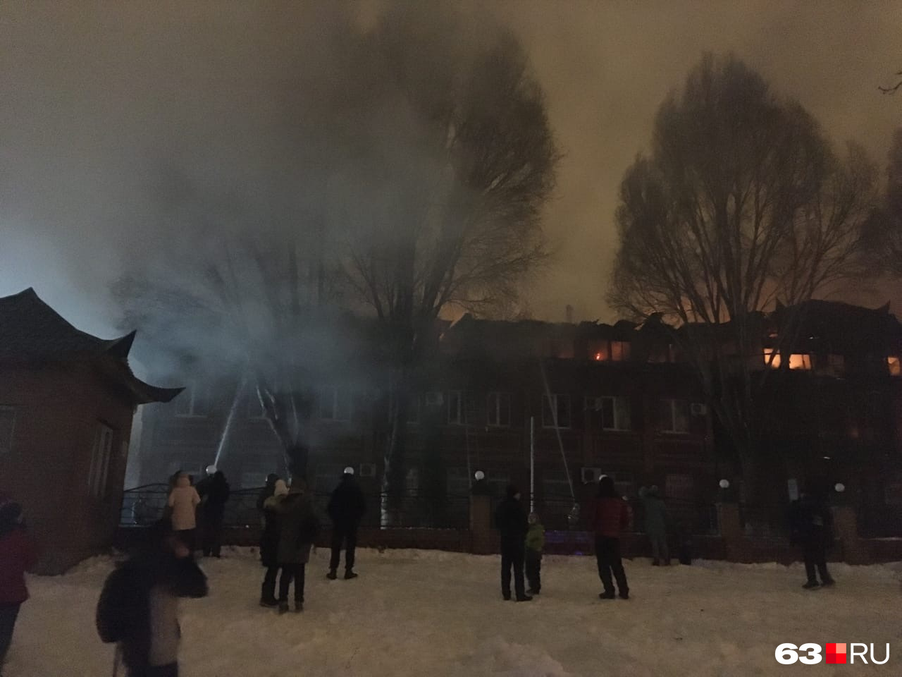 Пожарные продолжают тушить здание