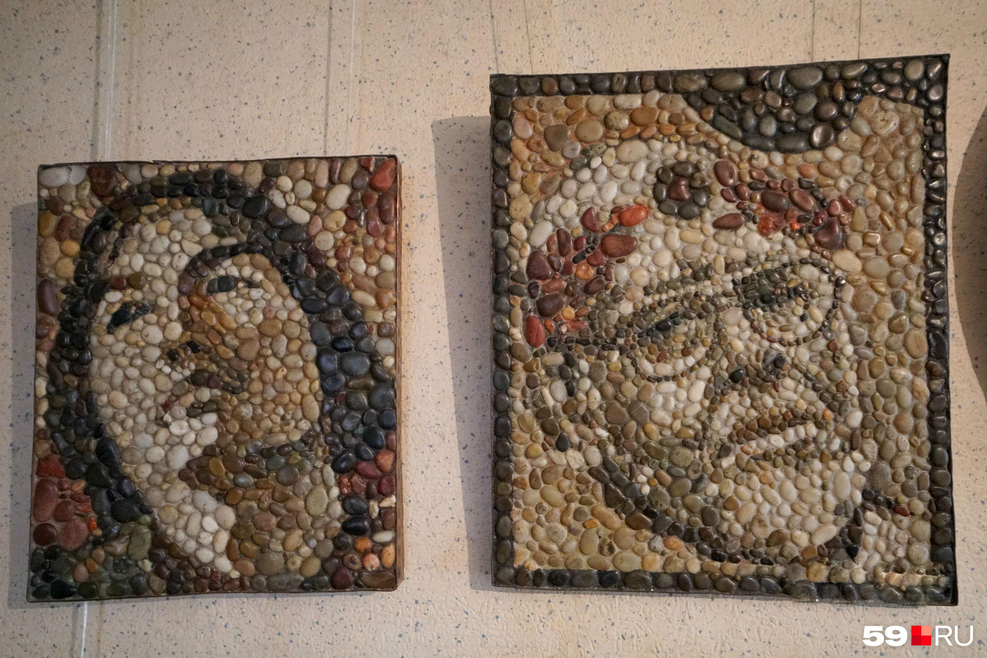 Портреты художников Виктора Мацумаро и Евгения Широкова сделаны в галечной технике. Они напоминают работы помпеянских мозаичистов, но сделана из местной суксунской гальки. Технику художник придумал сам. Кстати, в качестве основы для правого изображения использована настоящая палитра 
