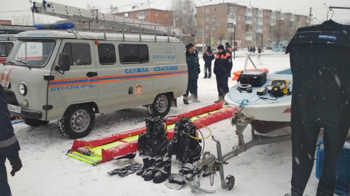 Укушенного собакой дорожника спасатели доставляли к скорой на снегоходах