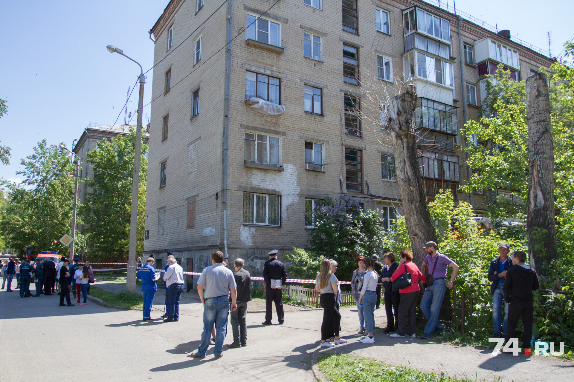 На месте происшествия продолжают работать следователи и полицейские На месте происшествия продолжают работать следователи и полицейские