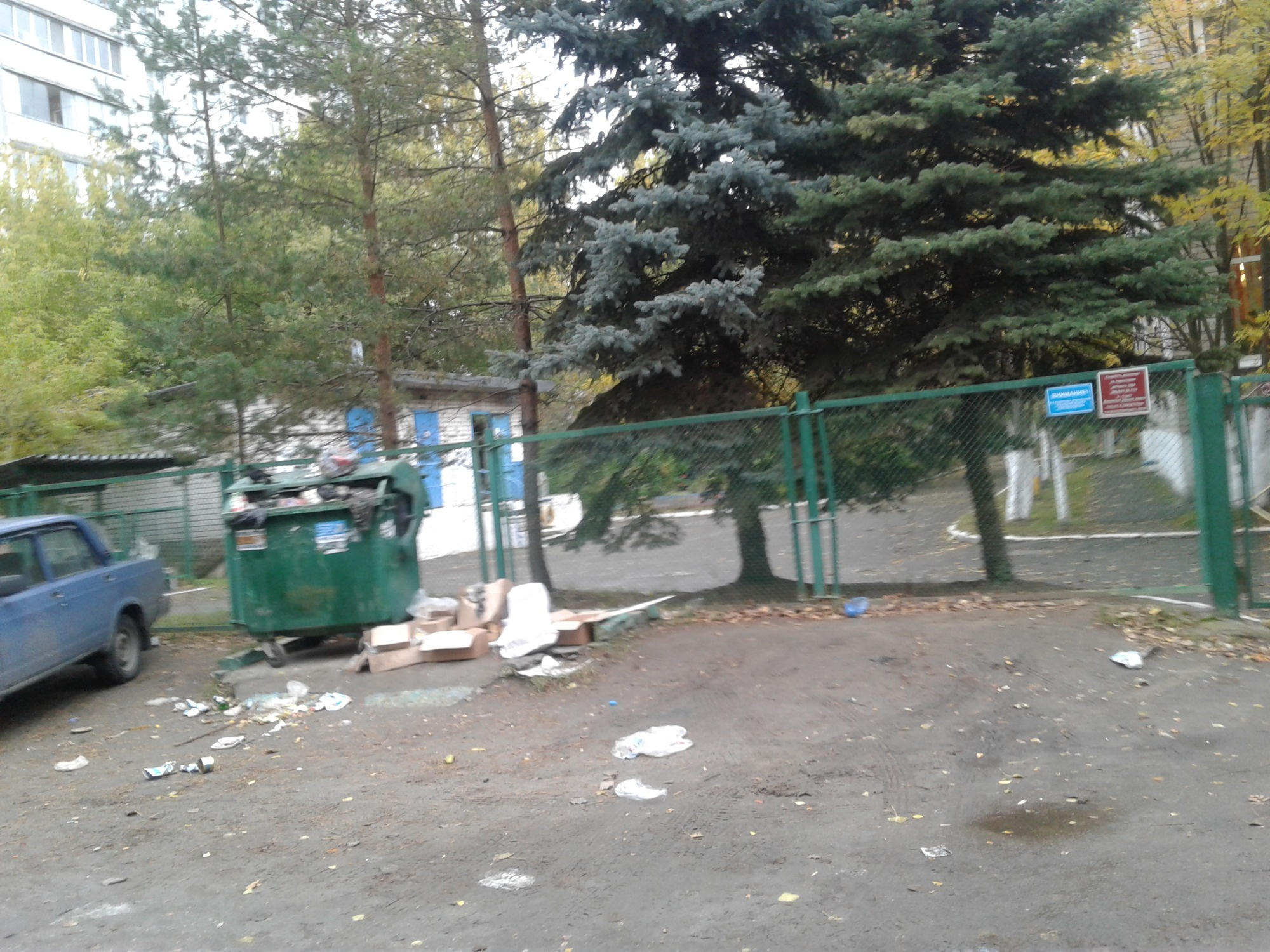 Вот столько мусора валяется около контейнера Вот столько мусора валяется около контейнера