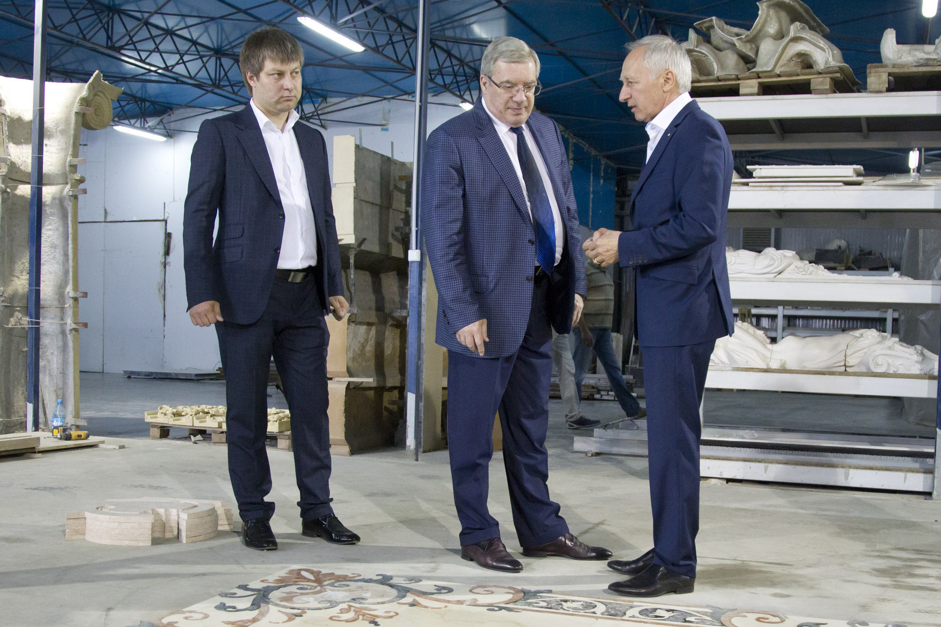 Данил (слева) и Владимир (справа) Гуриевы на одном из своих предприятий с губернатором Виктором Толоконским
