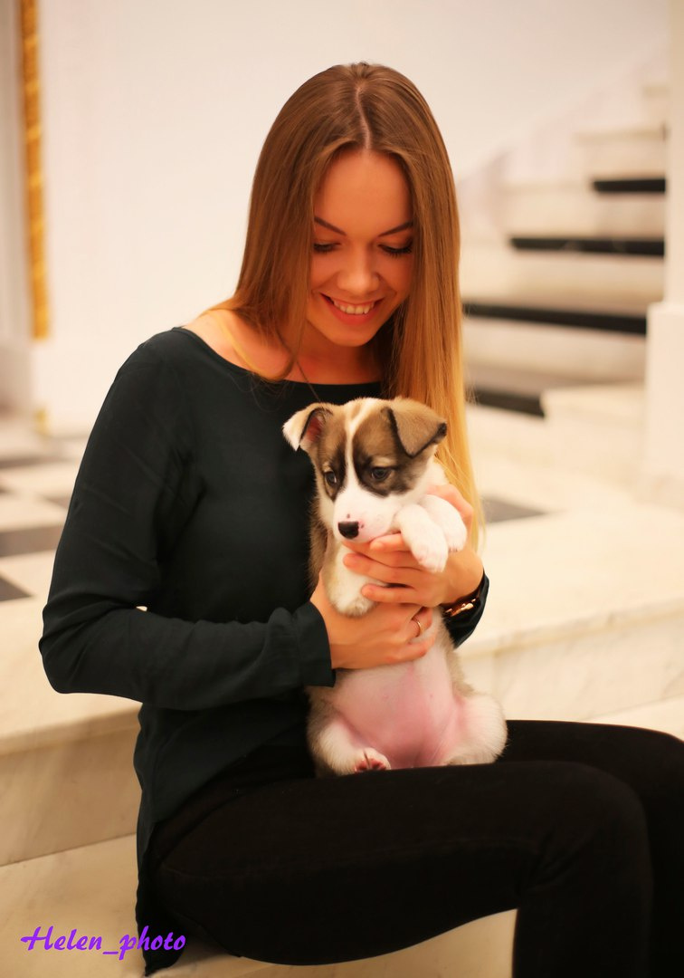 Анастасия Медведева чешет пузико малышу