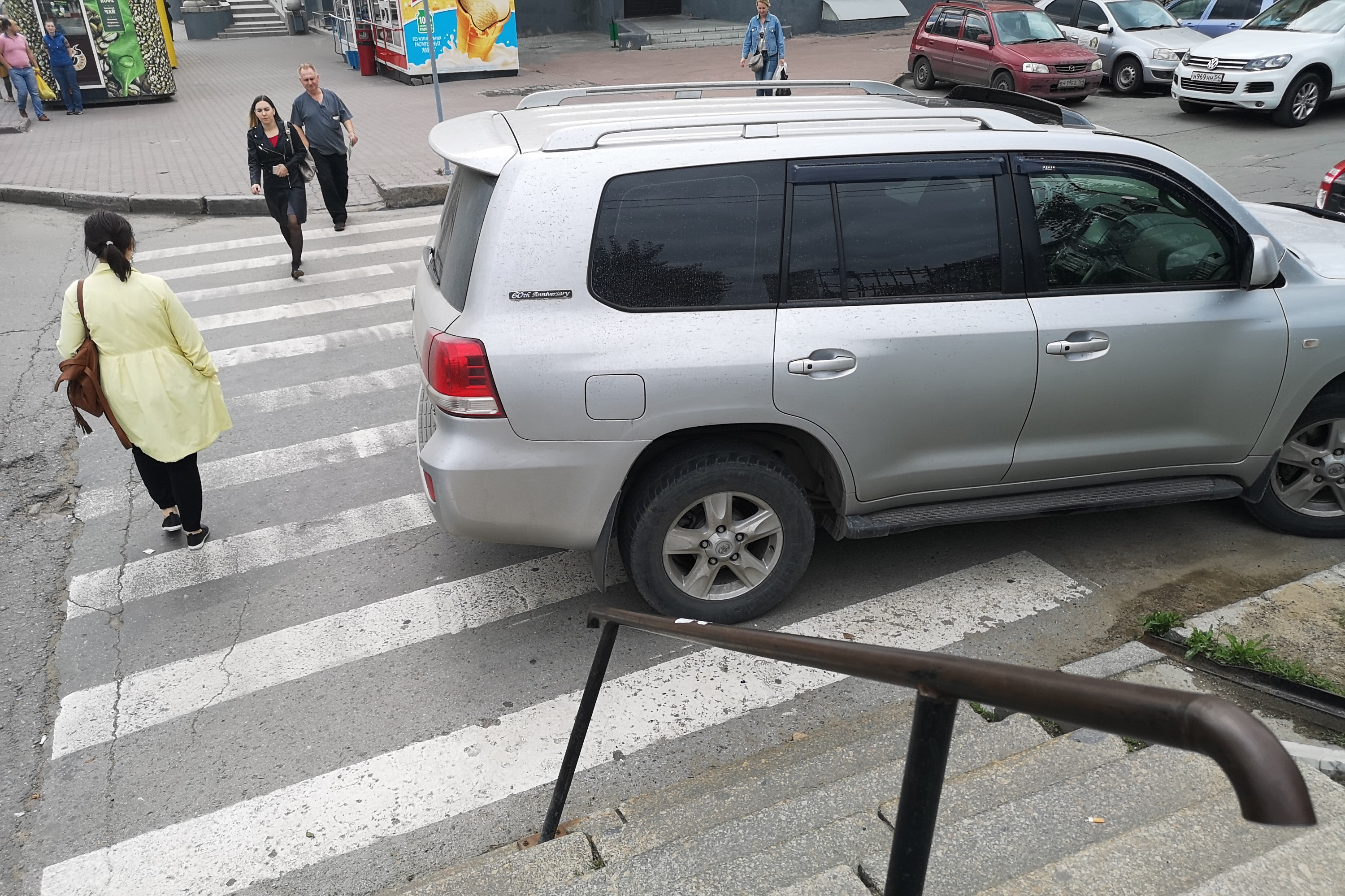 Один чудак в порше. Паркуюсь до хруста бампера. Я паркуюсь на 2 места. Занял два места на парковке. О118во154.