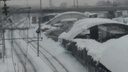 Очевидцы: «У Кировского рынка под весом снега рухнули два пролёта крыши перехода»