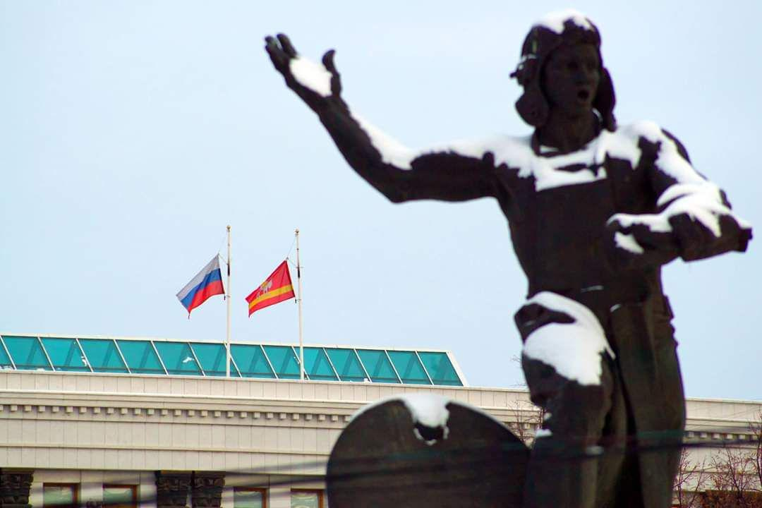 В Челябинске сегодня на всех государственных зданиях приспущены флаги В Челябинске сегодня на всех государственных зданиях приспущены флаги