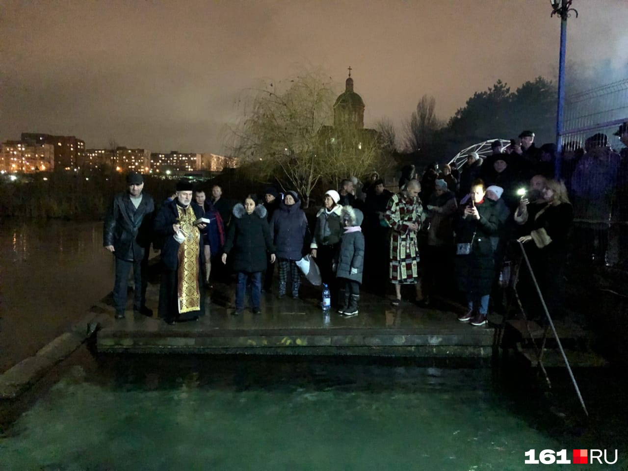 Где-то купели освящали днем, а где-то — поздним вечером Где-то купели освящали днем, а где-то — поздним вечером