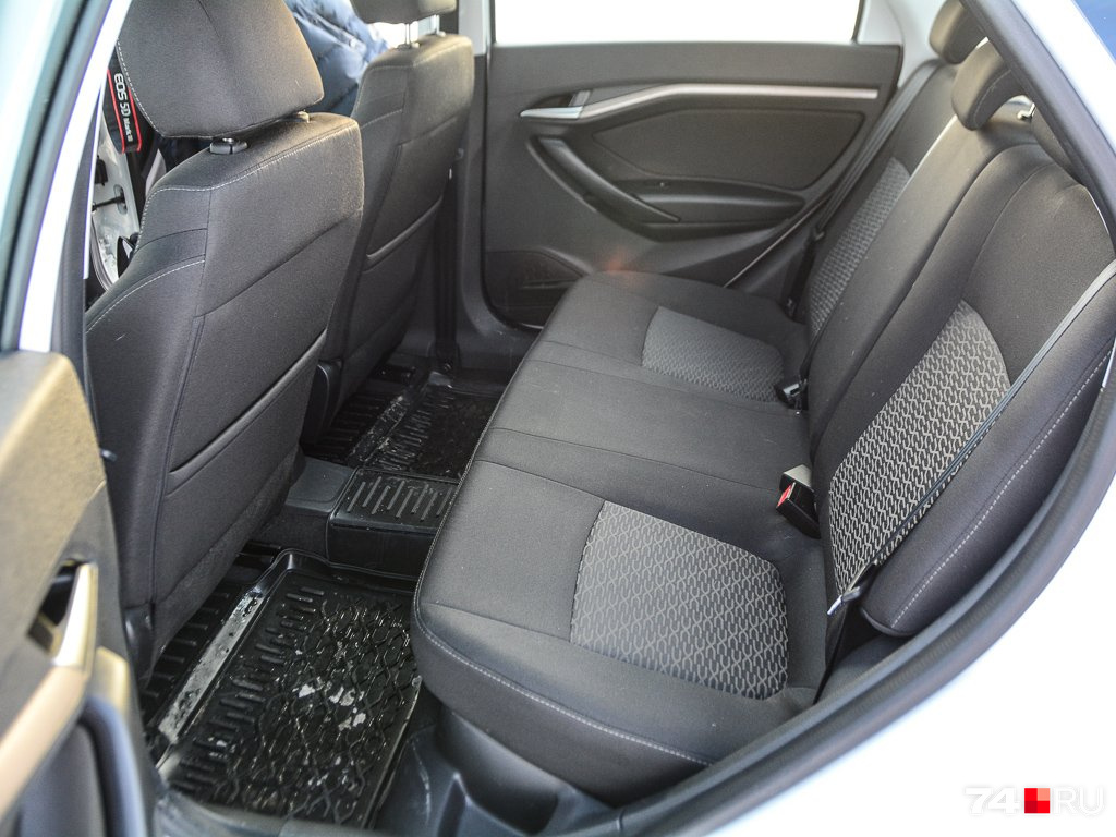 Для своего класса (В/С) у Vesta довольно просторные задние сиденья, но Camry больше на два класса, поэтому комфортнее для задних пассажиров Для своего класса (В/С) у Vesta довольно просторные задние сиденья, но Camry больше на два класса, поэтому комфортнее для задних пассажиров