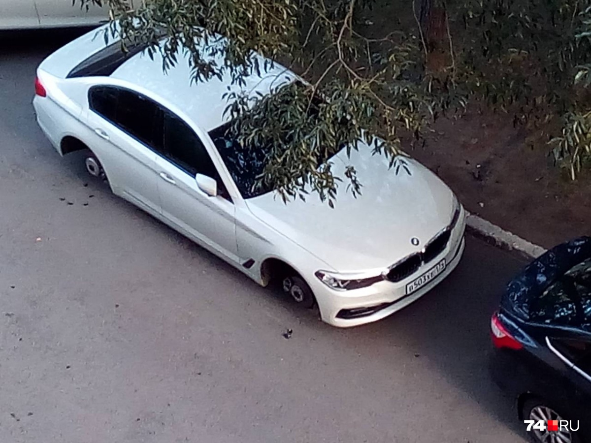 BMW на улице Калинина разули дважды за лето BMW на улице Калинина разули дважды за лето