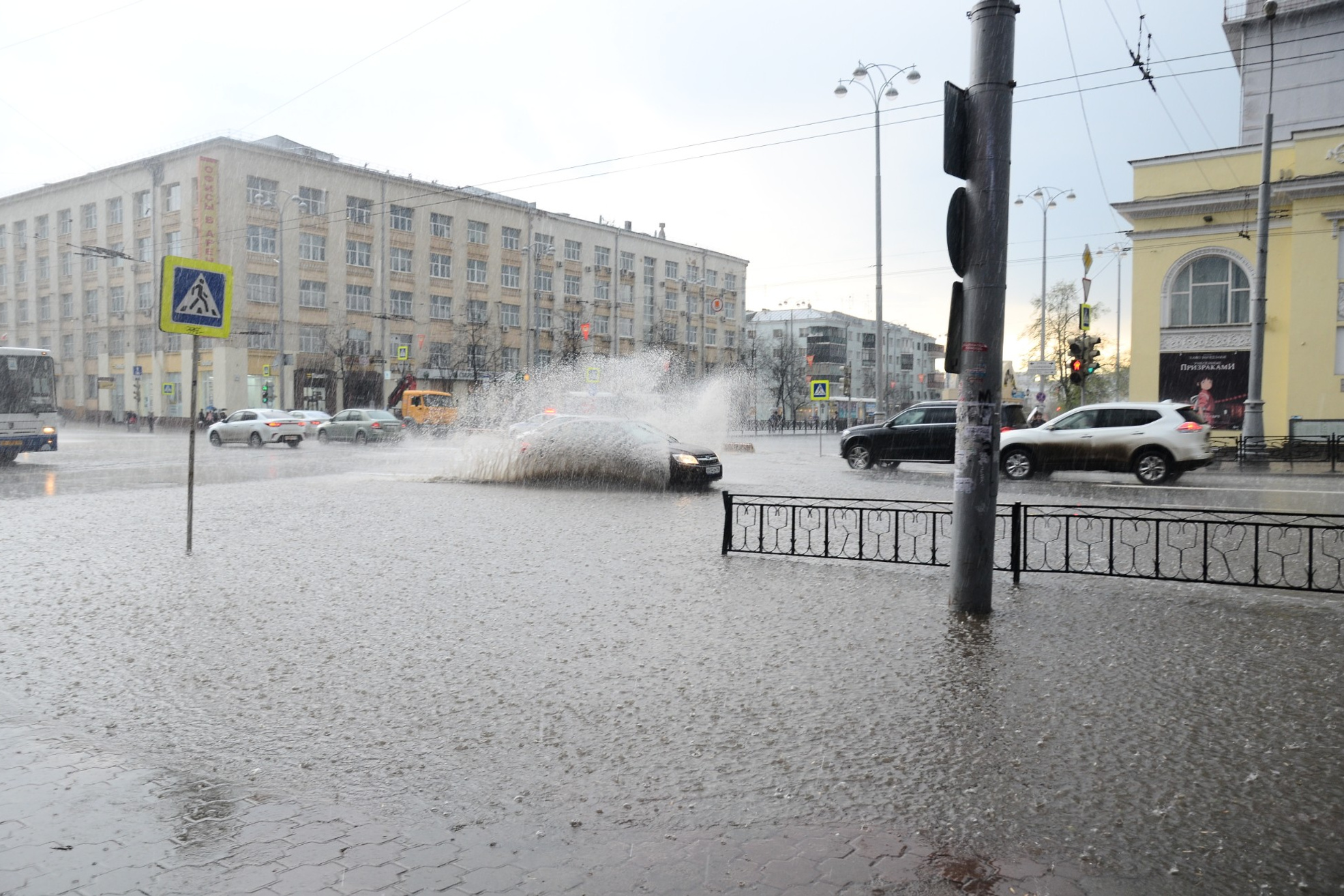 Погода екатеринбург вчера. Ливень в Екатеринбурге. Дожди грозы Екатеринбург. ЕКБ ливни. Дождь в ЕКБ.