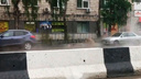 Видео: на Сухом логу из-под асфальта забил фонтан