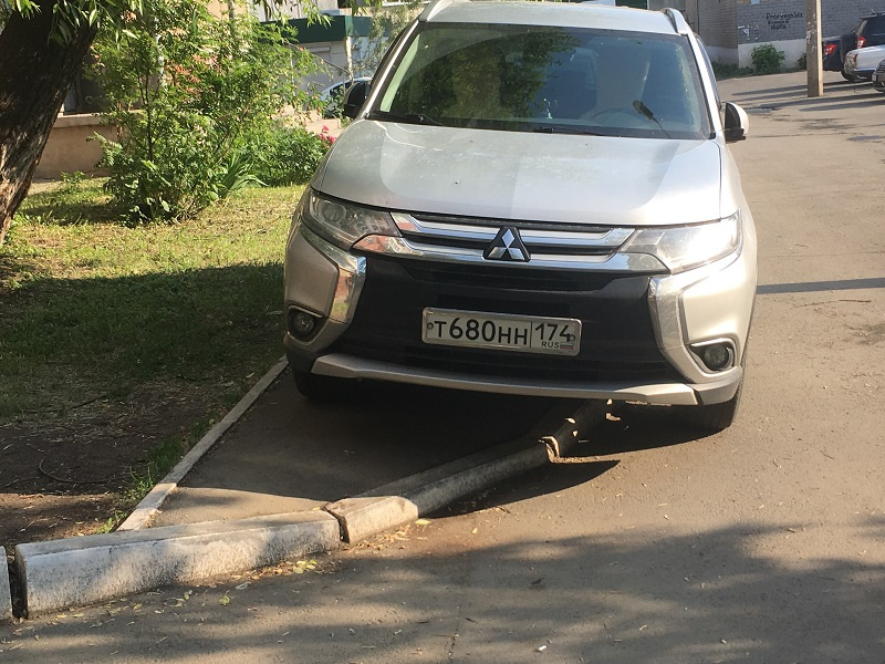 Mitsubishi Outlander занял весь тротуар у дома на улице Первой Пятилетки, 14 Mitsubishi Outlander занял весь тротуар у дома на улице Первой Пятилетки, 14