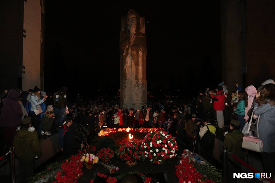 К Монументу Славы на улице Станиславского пришли сотни горожан К Монументу Славы на улице Станиславского пришли сотни горожан