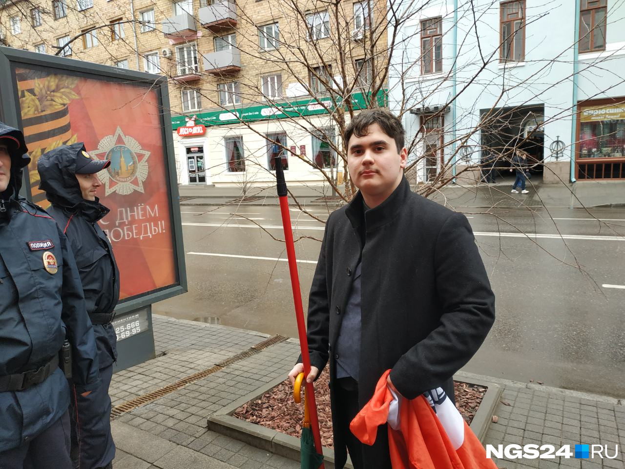 Флаг незарегистрированной партии в руках молодого человека по имени Владислав. Флаг незарегистрированной партии в руках молодого человека по имени Владислав.