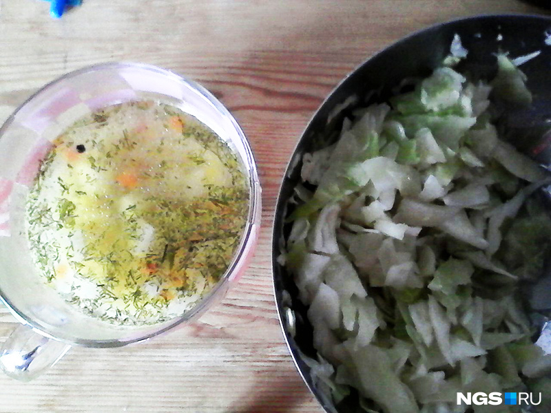 Картофельный суп с вермишелью и овощами плюс капустный салат — один из ужинов мужчины