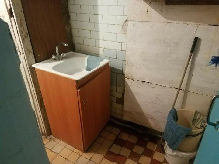 Не подсобка, а ванная комната, между прочим. Такую керамическую плитку в магазинах сейчас вряд ли найдешь Не подсобка, а ванная комната, между прочим. Такую керамическую плитку в магазинах сейчас вряд ли найдешь