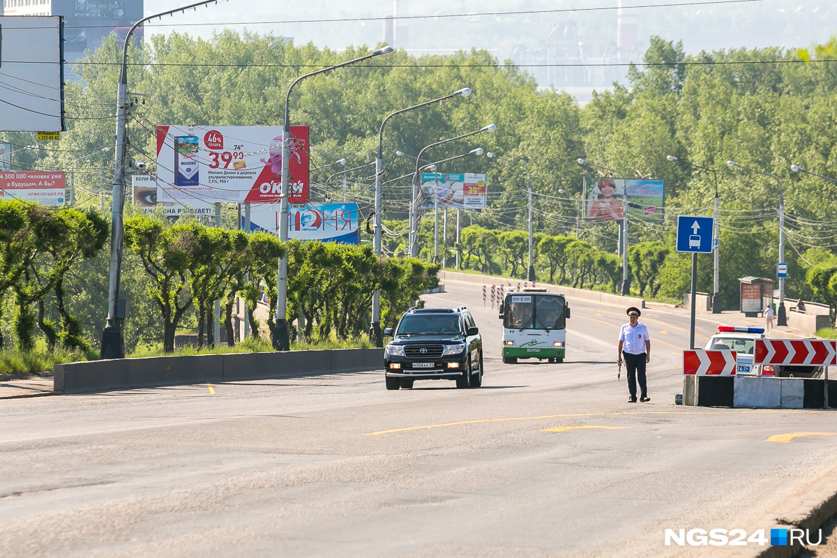 Через пару минут по Коммунальному мосту едет ещё один обладатель красивого номера Через пару минут по Коммунальному мосту едет ещё один обладатель красивого номера